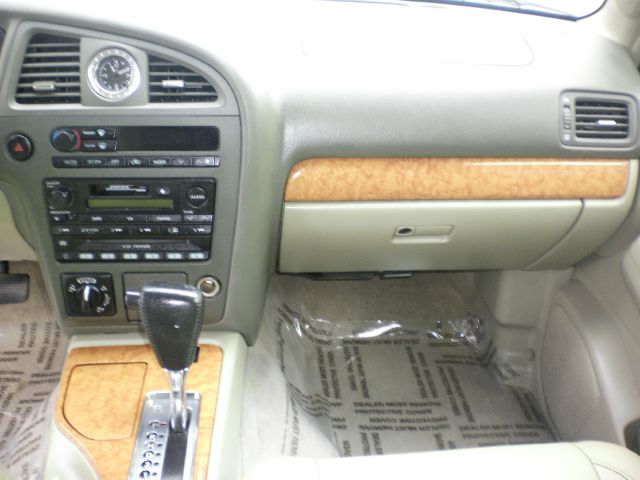 Infiniti QX4 2001 photo 6