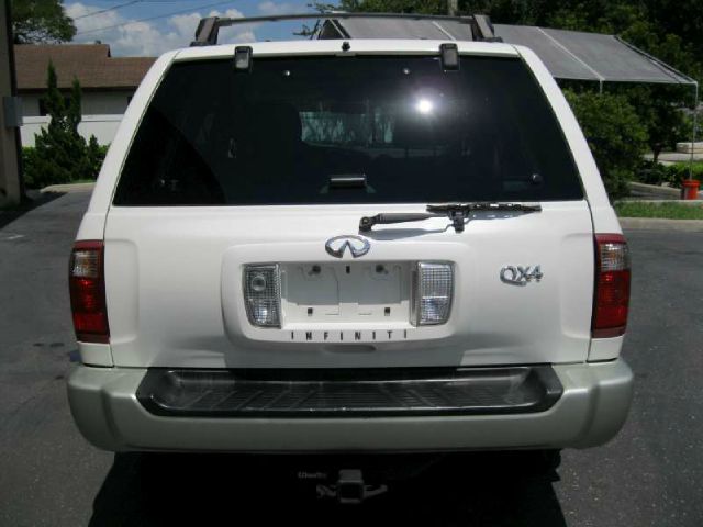 Infiniti QX4 2001 photo 1