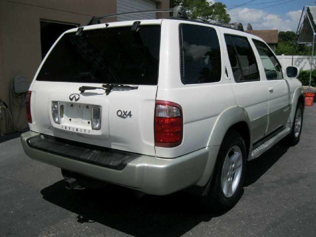 Infiniti QX4 2001 photo 2