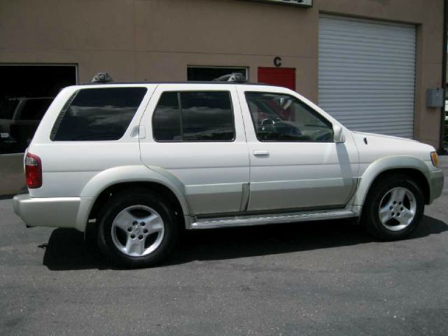 Infiniti QX4 2001 photo 3