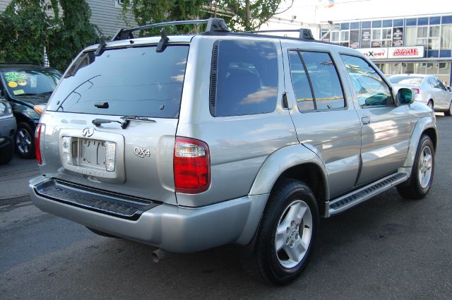 Infiniti QX4 2001 photo 2