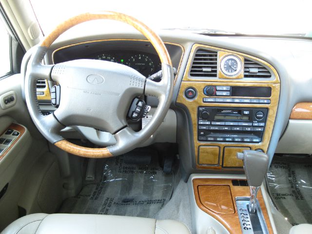 Infiniti QX4 2001 photo 2