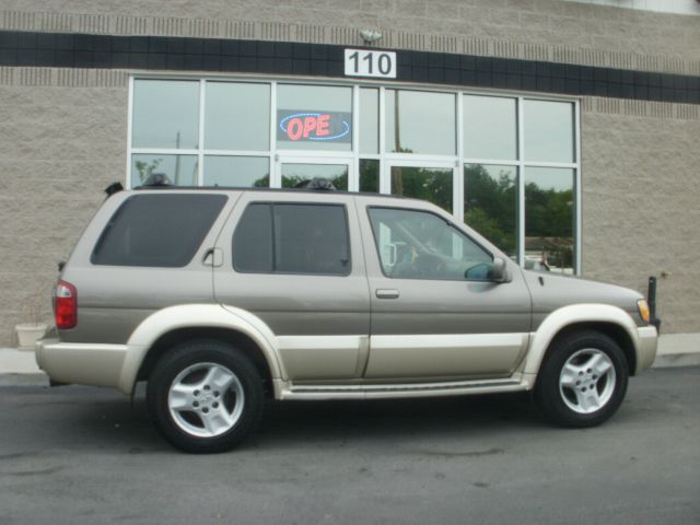 Infiniti QX4 2001 photo 2