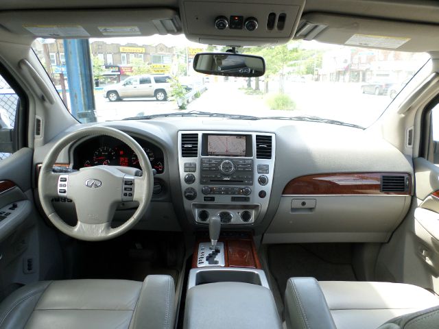 Infiniti QX56 2010 photo 2