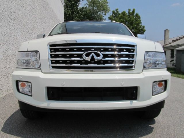 Infiniti QX56 2010 photo 2