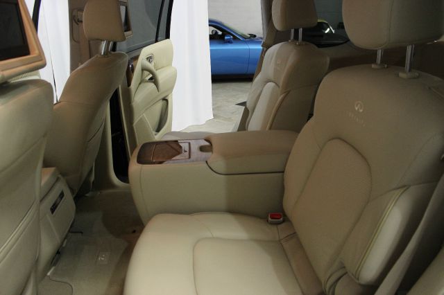 Infiniti QX56 2011 photo 24