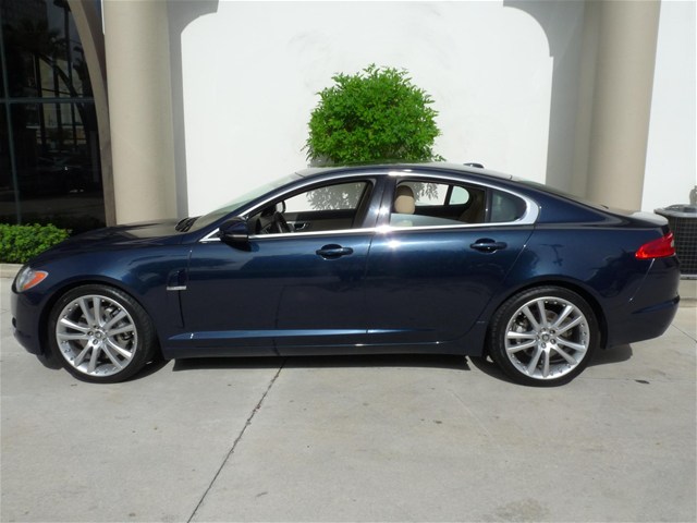 JAGUAR XF 2010 photo 2