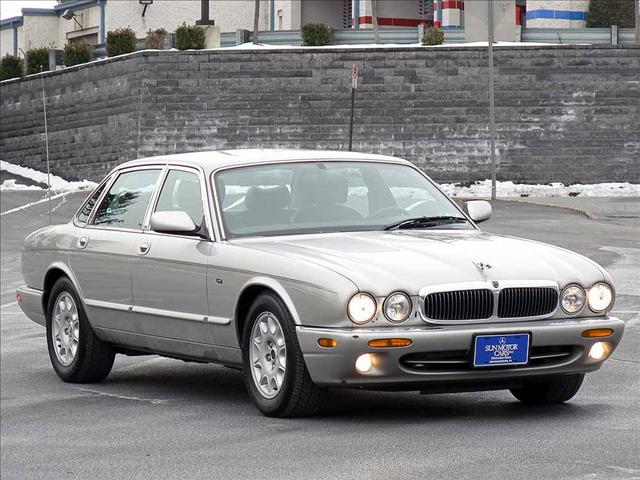 JAGUAR XJ8 Base Sedan