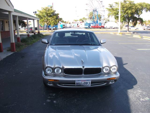 JAGUAR XJ8 Base Sedan