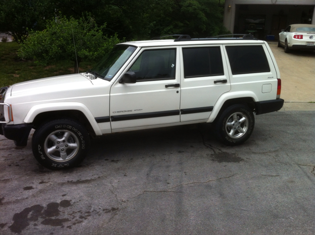 Jeep Cherokee 2000 photo 1