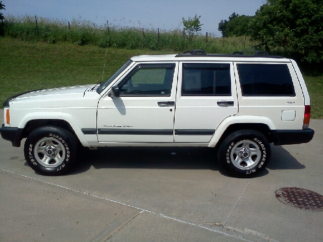 Jeep Cherokee 2000 photo 3