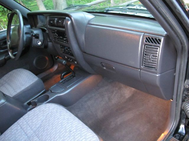 Jeep Cherokee 2000 photo 9