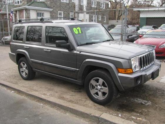 Jeep Commander Extended Cab V8 LT W/1lt SUV