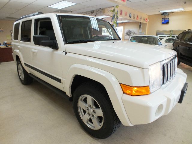 Jeep Commander Extended Cab V8 LT W/1lt SUV