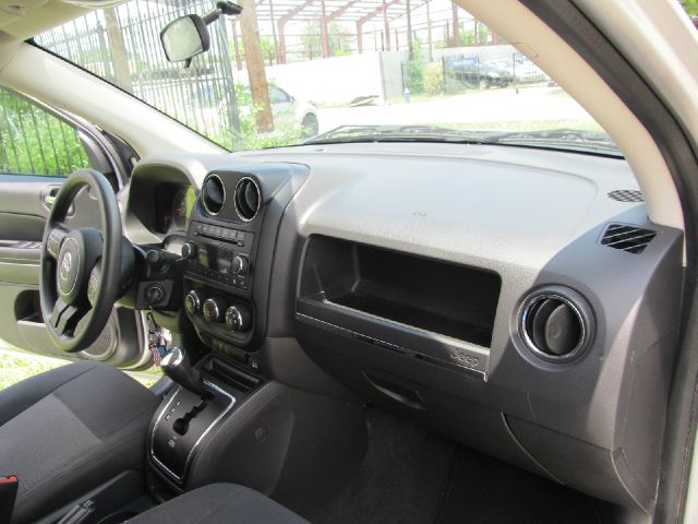 Jeep Compass 2011 photo 14