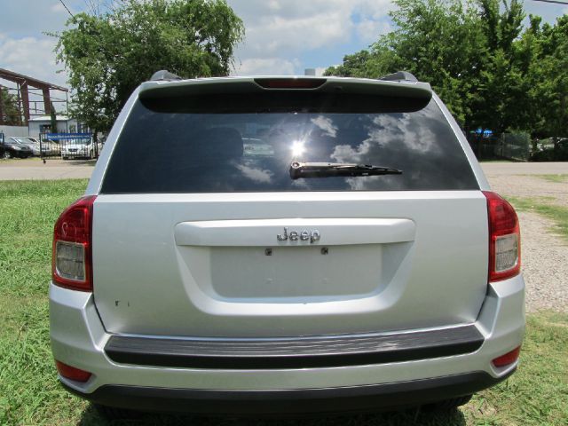 Jeep Compass 2011 photo 30