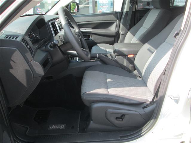 Jeep Grand Cherokee 2010 photo 3