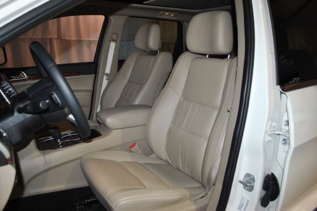 Jeep Grand Cherokee 2012 photo 11