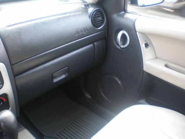 Jeep Liberty 2002 photo 4