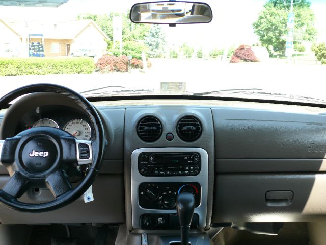 Jeep Liberty 2002 photo 14