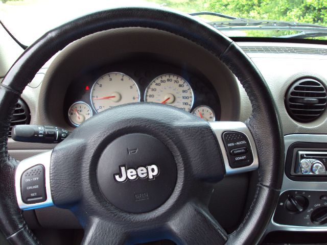 Jeep Liberty 2003 photo 10