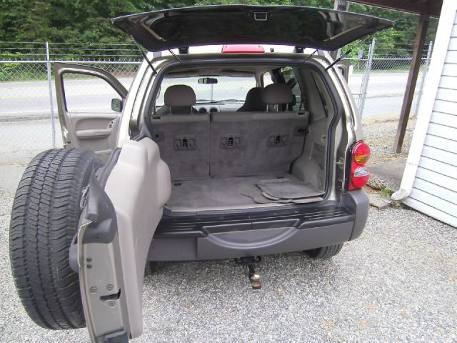 Jeep Liberty 2003 photo 2