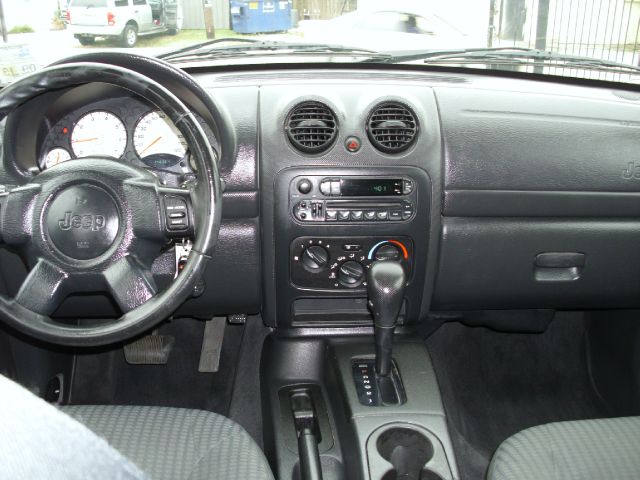 Jeep Liberty 2003 photo 2