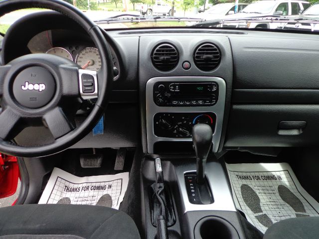 Jeep Liberty 2003 photo 18