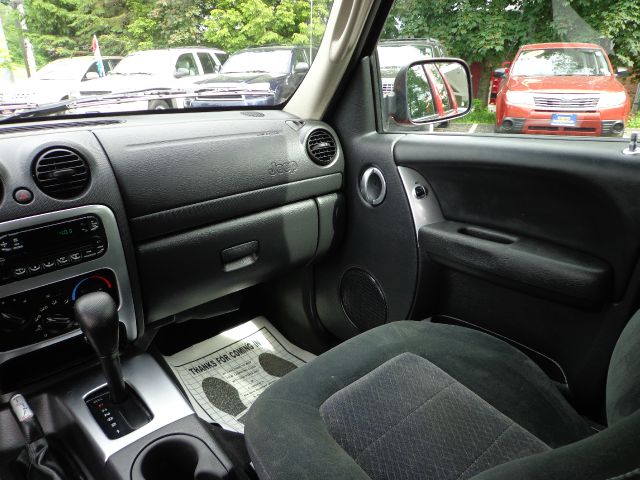 Jeep Liberty 2003 photo 32