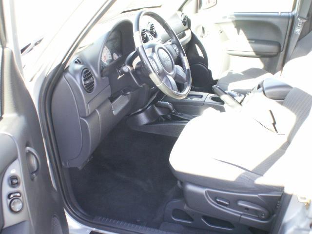 Jeep Liberty 2004 photo 2