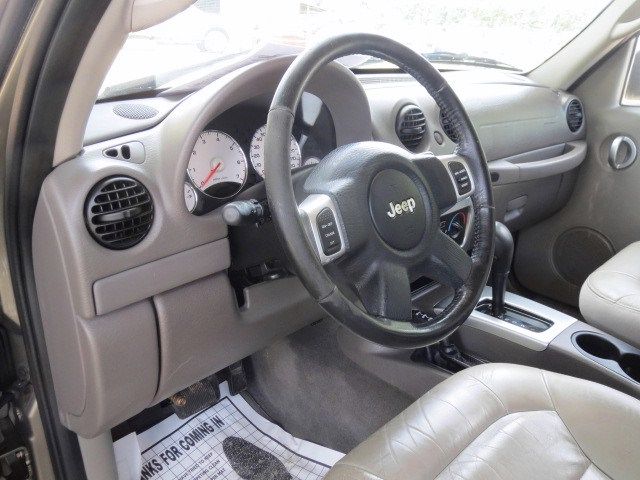 Jeep Liberty 2004 photo 17