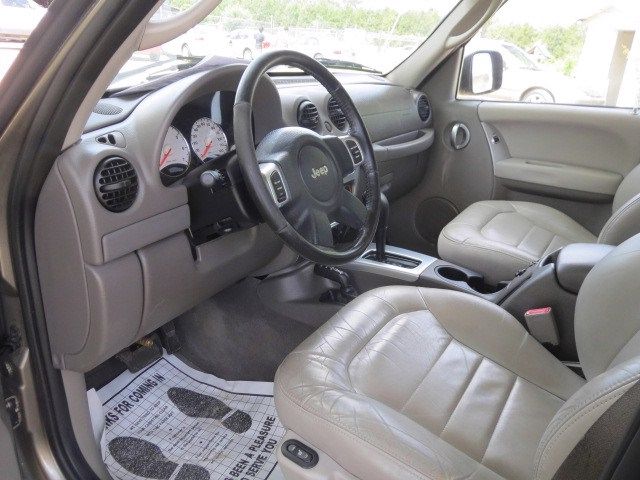 Jeep Liberty 2004 photo 24