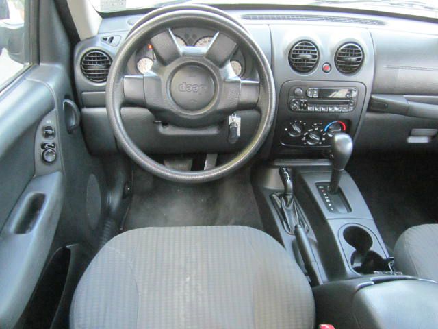 Jeep Liberty 2004 photo 11