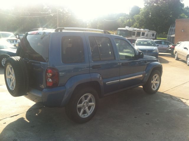 Jeep Liberty 2005 photo 2