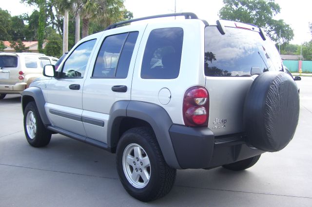 Jeep Liberty 2005 photo 2