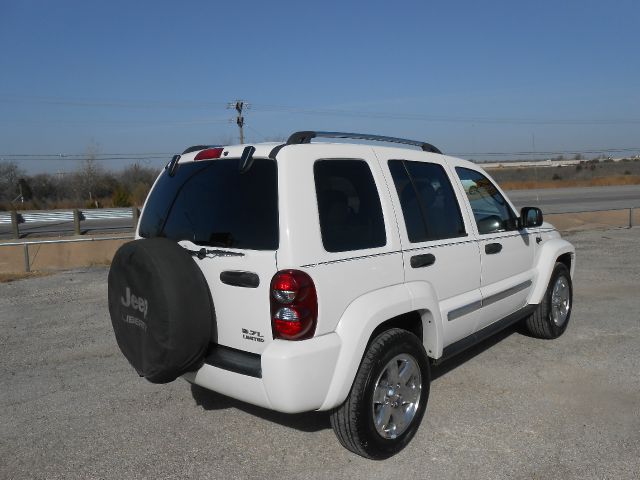 Jeep Liberty 2005 photo 2