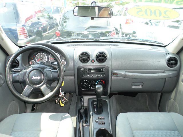 Jeep Liberty 2005 photo 12