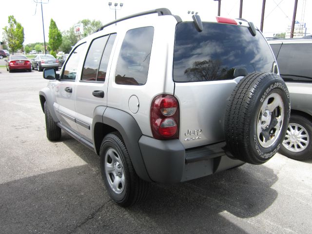 Jeep Liberty 2005 photo 2