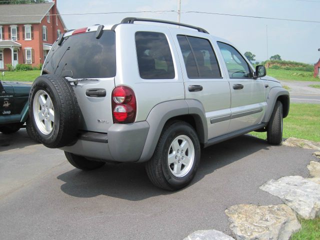 Jeep Liberty 2005 photo 2