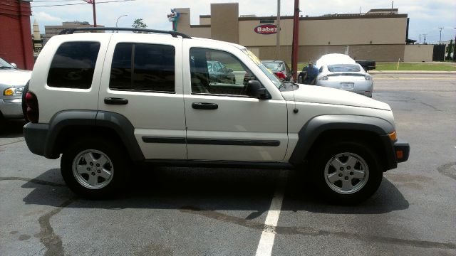 Jeep Liberty 2005 photo 2