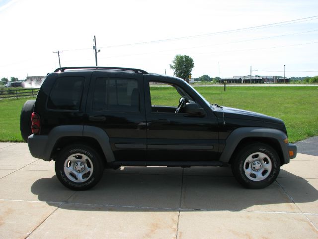 Jeep Liberty 2005 photo 2