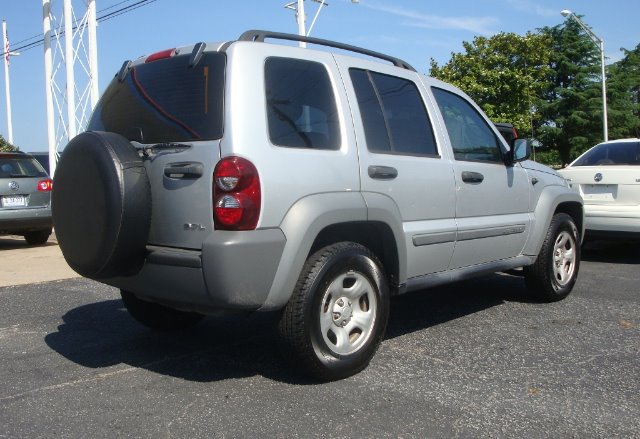 Jeep Liberty 2005 photo 11