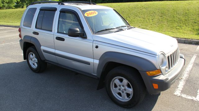 Jeep Liberty 2005 photo 2