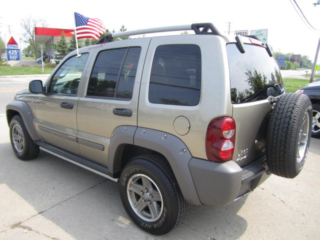 Jeep Liberty 2005 photo 2