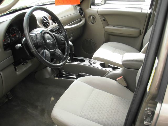 Jeep Liberty 2005 photo 10