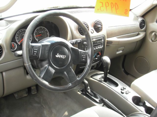 Jeep Liberty 2005 photo 9