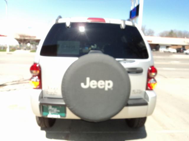 Jeep Liberty 2005 photo 2