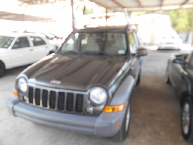 Jeep Liberty 2005 photo 2