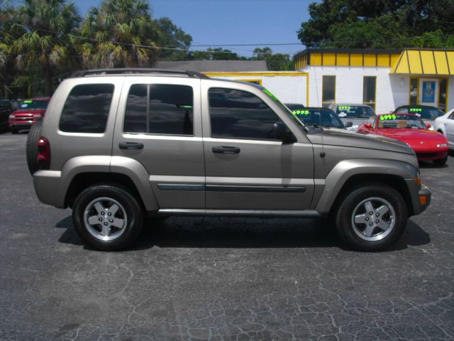 Jeep Liberty 2005 photo 2