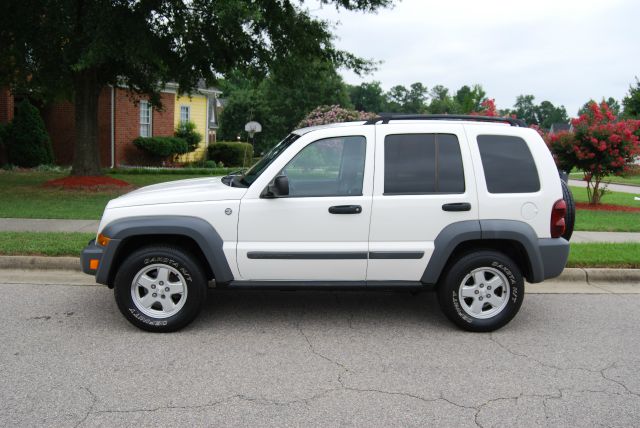 Jeep Liberty 2005 photo 2